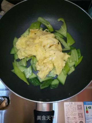 Scrambled Eggs with Green Pepper and Cucumber recipe