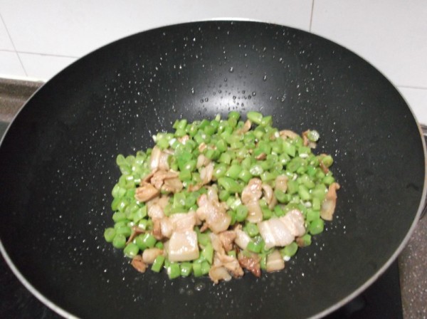 Stir-fried Pork with Carob and Olive Vegetables recipe