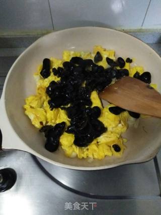 Scrambled Stupid Eggs with Cucumber Fungus recipe