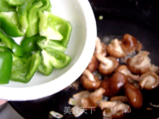 Stir-fried Sausage with Mushrooms and Green Peppers recipe