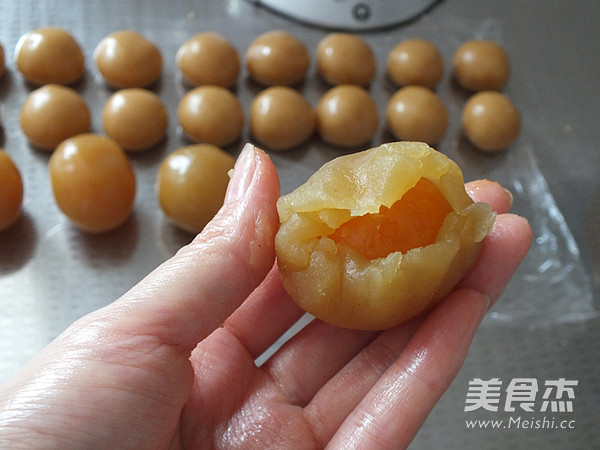 Cantonese-style Lotus Paste and Egg Yolk Mooncakes recipe