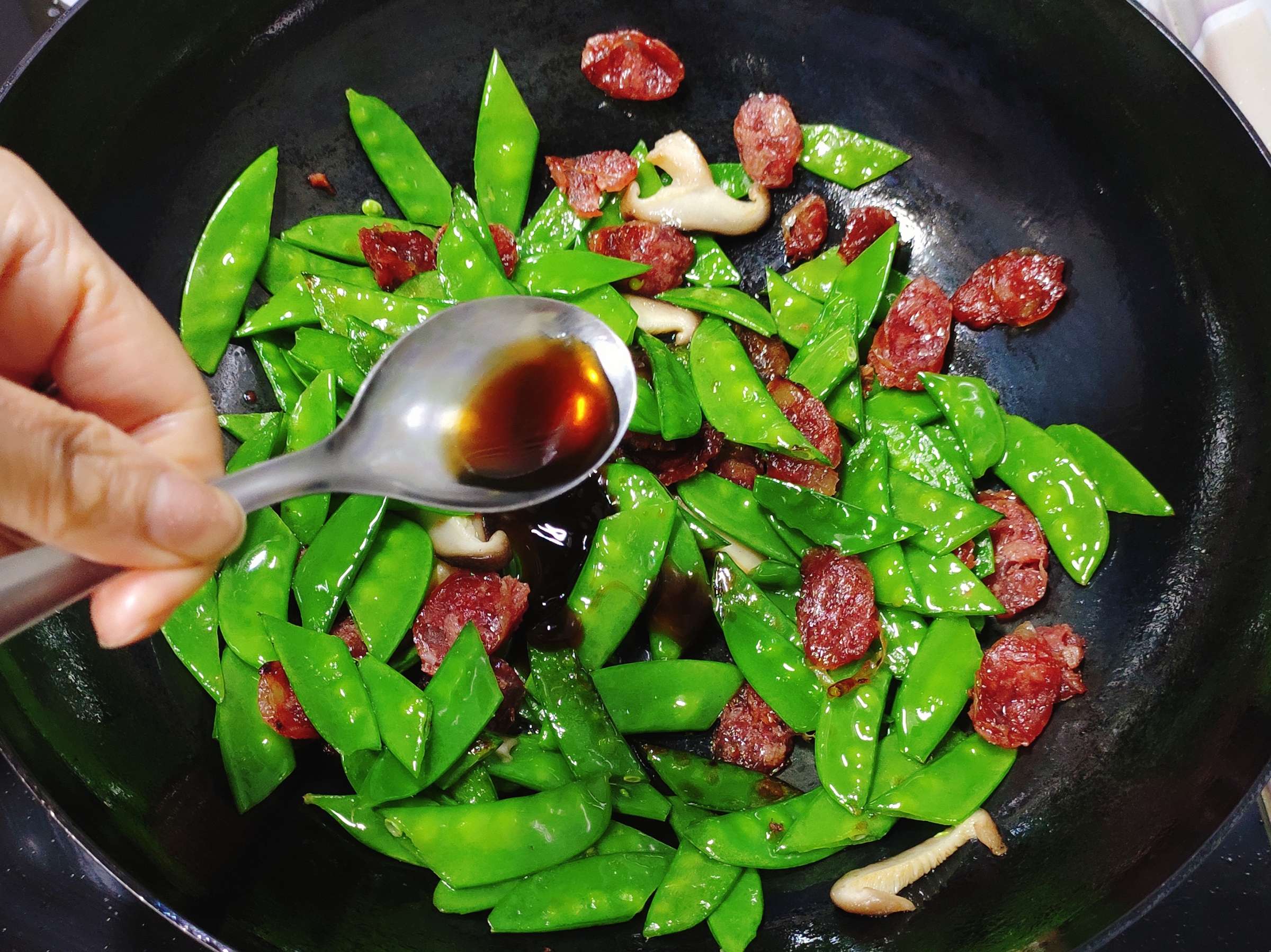 Stir-fried Snow Peas with Light and Non-greasy Sausages recipe