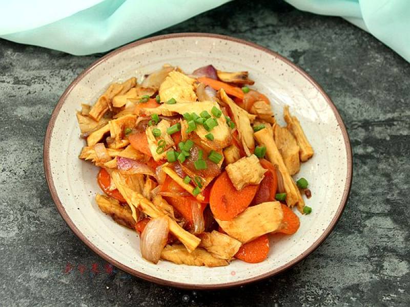 Stir-fried Beef with Carrot and Onion