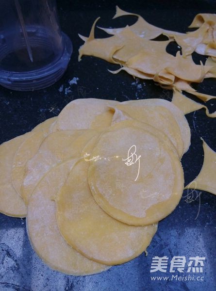 Steamed Dumplings with Egg Yolk and Chrysanthemum recipe