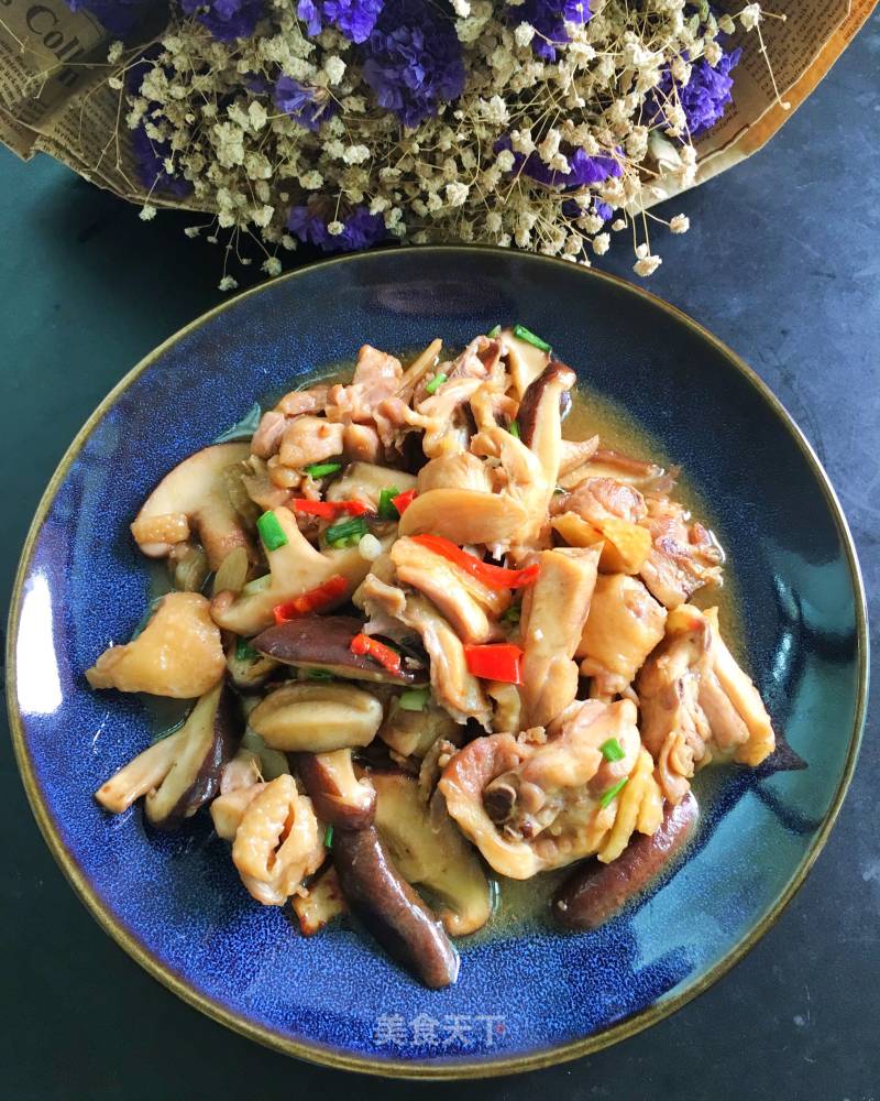 Stir-fried Qingyuan Chicken with Mushrooms