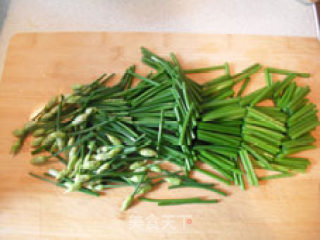 Seasonal Delicacies on The Table in Autumn-fried Squid with Pepper and Chives recipe