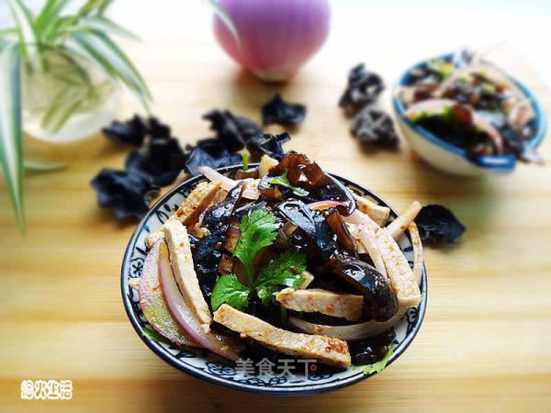 Fungus Mixed with Shredded Pork recipe