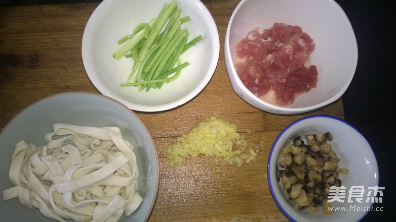 Noodles with Mushroom Minced Pork Sauce recipe