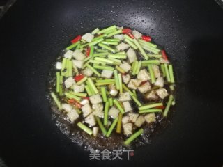 Stir-fried Liangpi with Garlic Moss recipe