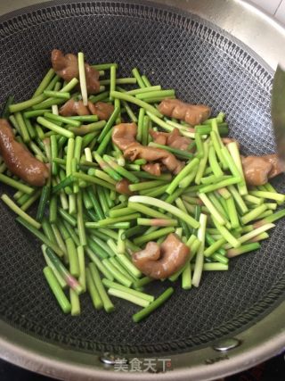 Stir-fried Large Intestine with Garlic Moss recipe