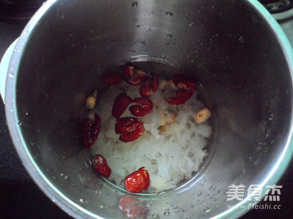 White Fungus, Lotus Seed and Red Date Soup recipe