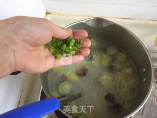 Loofah and Fungus Vermicelli Soup recipe