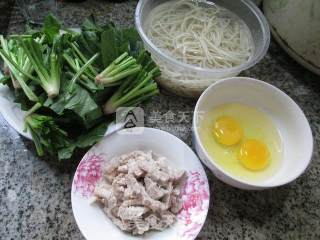 Fried Noodles with Pork, Egg and Spinach recipe