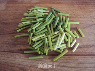 Stir-fried Potato Chips with Garlic Stalks recipe