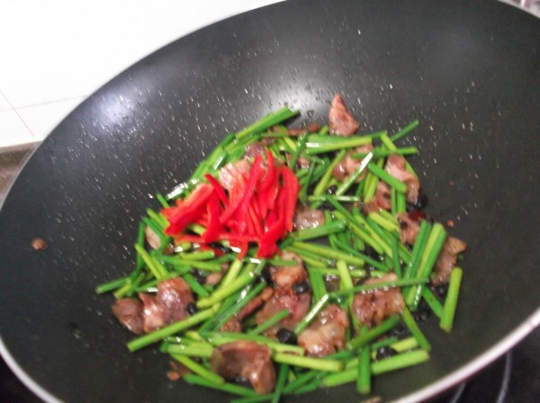 Stir-fried Sausage with Chinese Chives recipe