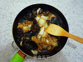 Stir-fried Pork Belly with Cabbage Fungus recipe