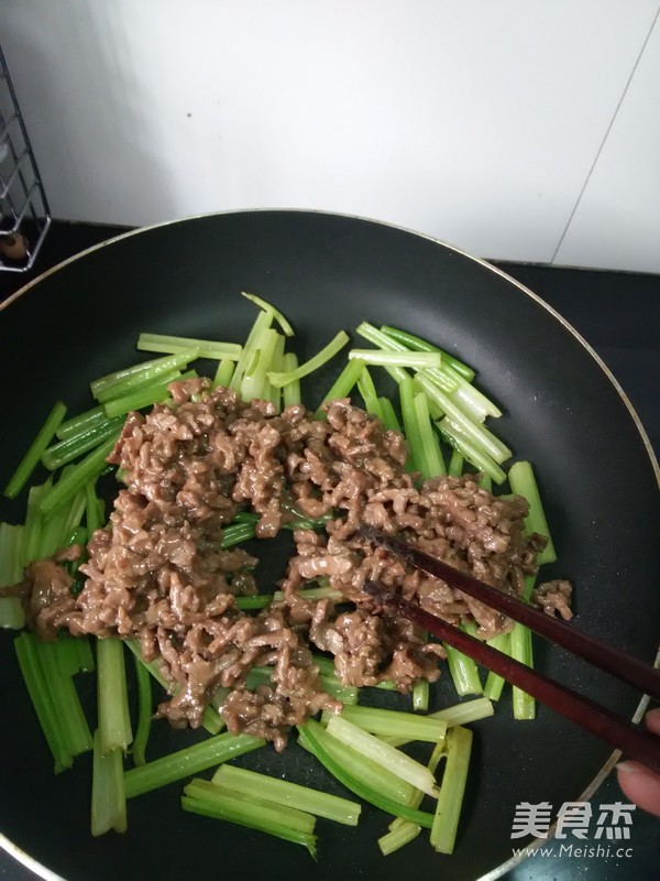 Celery Stir-fried Beef recipe