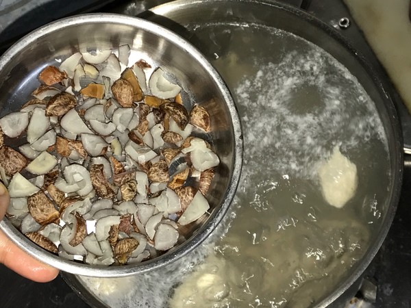 Sea Coconut Snow Fungus Soup recipe