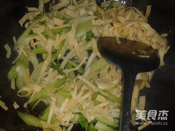 Celery Stir-fried Thousand Sheets recipe