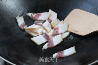 Stir-fried Bacon with Wormwood recipe