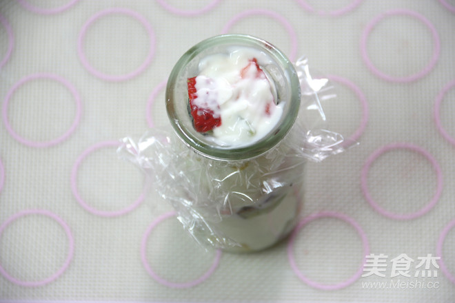 Banana Kiwi Strawberry Yogurt Cup recipe