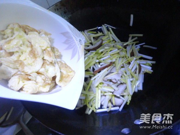 Scrambled Eggs with Garlic and Shiitake Mushrooms recipe