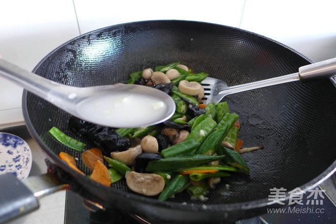 Stir-fry with Mushrooms and Seasonal Vegetables recipe
