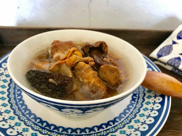 Six Fungus Pork Chops Health Soup recipe