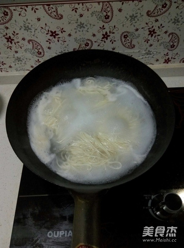 Fried Noodles with Chives and Tomatoes recipe