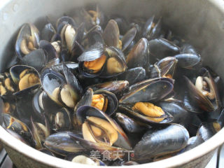 The Fattest Season of Haihong in Early Spring --- Mussels with Dipping Sauce recipe