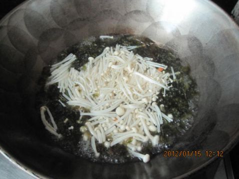 Enoki Mushroom and Seaweed Soup recipe