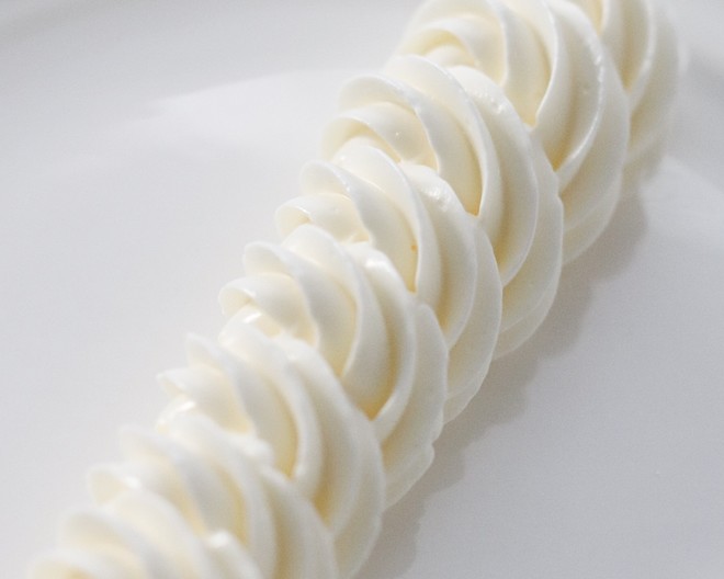 Simple Cream Frosting (can be Used for Hand-painting or Writing on Cakes)