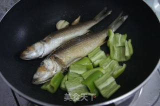 Grilled Small Crucian Carp with Green Pepper recipe