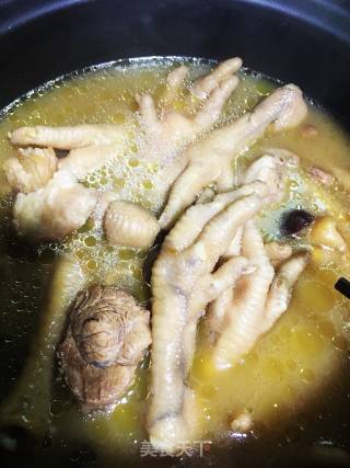 Beauty Soup (chicken Feet in Pot with Flower Maw) recipe