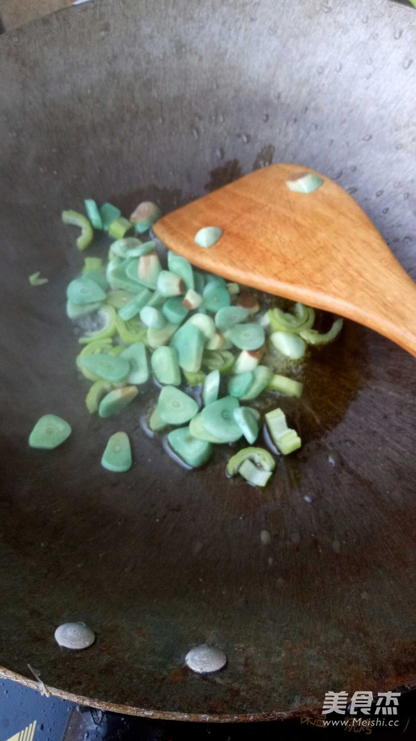 Fried Lotus Root Slices with Laba Garlic recipe