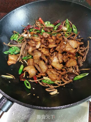 Serving Food ~ Dry Pot Chashu Mushroom Pork Belly (with Cast Iron Pot Boiling Method) recipe