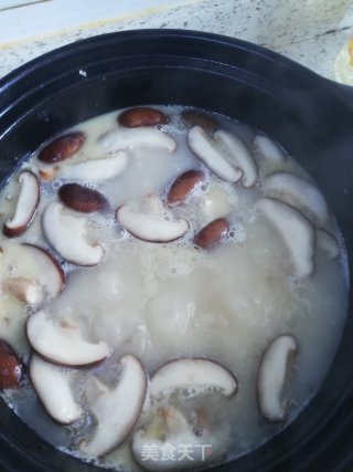 Crucian Carp and Mushroom Tofu Soup recipe