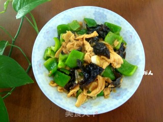 Stir-fried Chicken with Green Pepper and Fungus recipe