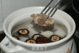 Summer Appetizer Soup---white Radish, Mushroom and Pepper Pork Bone Soup recipe