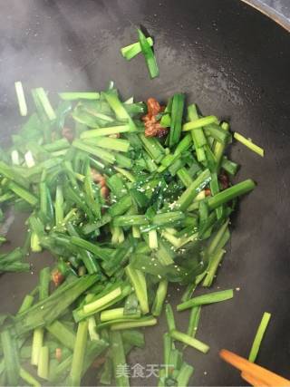 Stir-fried Walnuts with Leeks recipe