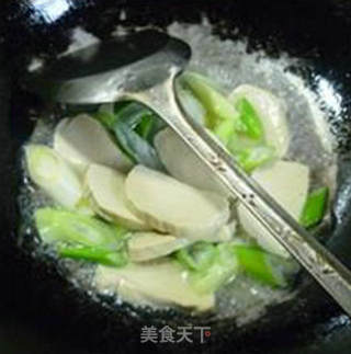 Stir-fried Pork Lung with Scallion and Small Vegetarian Chicken recipe