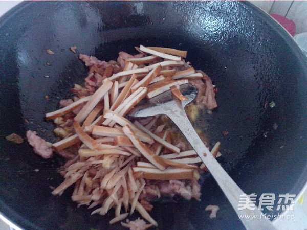 Stir-fried Lean Pork with Soaked Ginger Dried Beans recipe