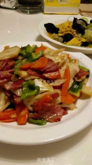 Stir-fried Autumn Lotus Root with Bacon Has The Effects of Clearing Heat, Invigorating The Stomach and Spleen, Nourishing Blood and Nourishing Blood. It is Good for Lung Heat and Cough. It is A Good Food Therapy Product. this Dish is Suitable for All Ages and Can be Eaten by The General Population. recipe