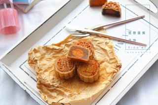 Mooncake with Lotus Seed Paste and Egg Yolk recipe