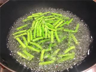 Stir-fried Shredded Pork with Cowpeas recipe