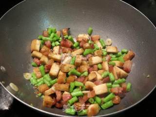 Stir-fried Cowpea with Bacon and Dried Tofu recipe
