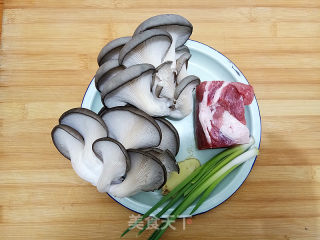 Stir-fried Fresh Mushrooms with Sliced Pork recipe