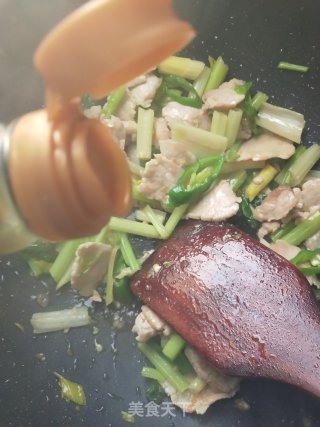 Stir-fried Pork with Parsley recipe