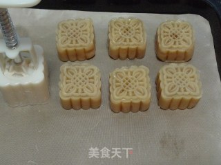 [cantonese-style Lotus Seed Paste Egg Yolk Mooncakes] Challenge The Most Classic Cantonese-style Mooncakes recipe