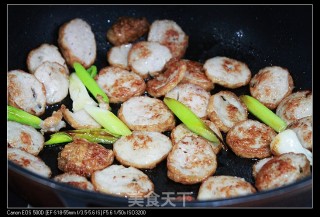 Stir-fried Pork Rolls with Celery and Garlic Sprouts recipe